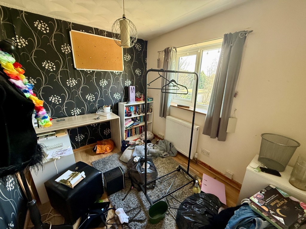 Lot: 129 - FOUR-BEDROOM HOUSE FOR IMPROVEMENT - Bedroom four